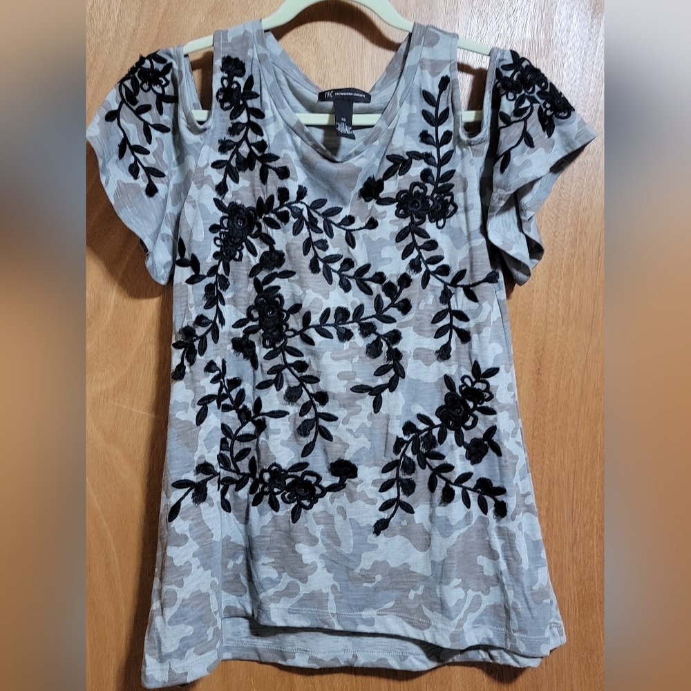 International Concept Shirt, cold shoulder camo with crochet on it